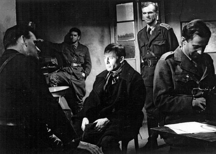 Na snímku z filmu Král Šumavy jsou herci (zleva): Ilja Prachař, Jiří Vala, Jiří Holý uprostřed, Radovan Lukavský a Ferdinand Krůta.