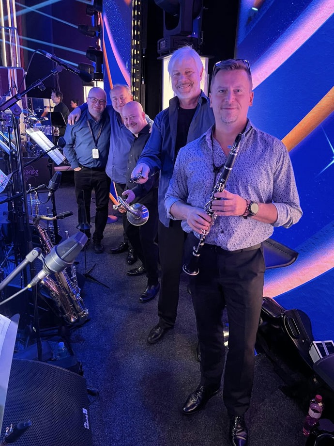 Jan Šatra (třetí zprava) hrál v Moondance Orchestra Martina Kumžáka.