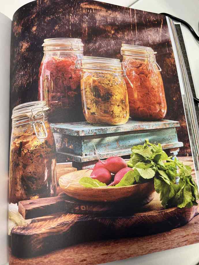 Základem korejského kimči je čínské zelí, chybět nesmí ani ředkvičky nebo květák. 