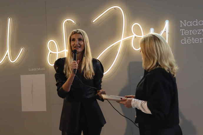 Předtím ale v Praze stihne hned několik milých povinností.