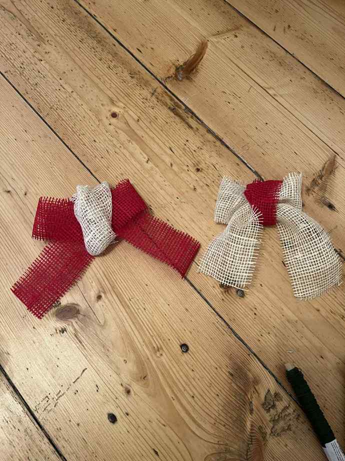 Každou mašličku jsem ještě v závěru hezky upravila a drátkem zafixovala. 