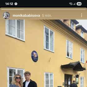 Monika Babišová se synem volí.