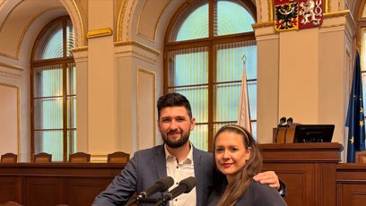 FOTO: Matěj Gregor s Gabrielou Sedláčkovou v Poslanecké sněmovně.