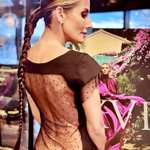 Eva Decastelo musela šaty kvůli dokonalému efektu hlubokého výstřihu na zádech obléct naostro.