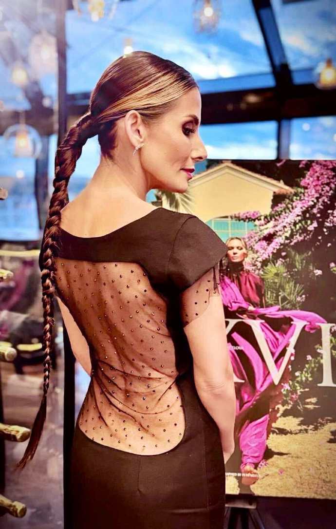 Eva Decastelo musela šaty kvůli dokonalému efektu hlubokého výstřihu na zádech obléct naostro.