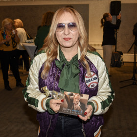 Vdova po hudebníkovi Mekym Žbirkovi Kateřina se nebojí výrazných saténových bomberů.