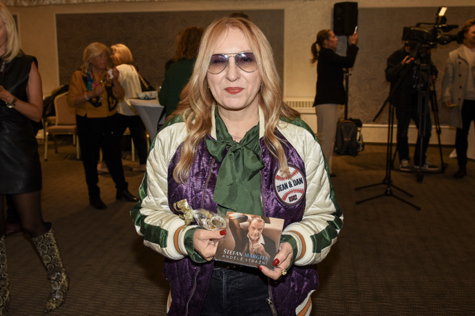 Vdova po hudebníkovi Mekym Žbirkovi Kateřina se nebojí výrazných saténových bomberů.