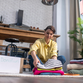 Nyní přichází nejtěžší fáze - třídění. Jednotlivé sekce si rozdělte na komínky s věcmi, které máte oblíbené a nosíte je často. V druhém komínku si srovnejte věci, u kterých si nejste jisté pro jejich velikost, trendovost či jiných "kdyby". A do třetího dávejte věci, které chcete vyřadit. 