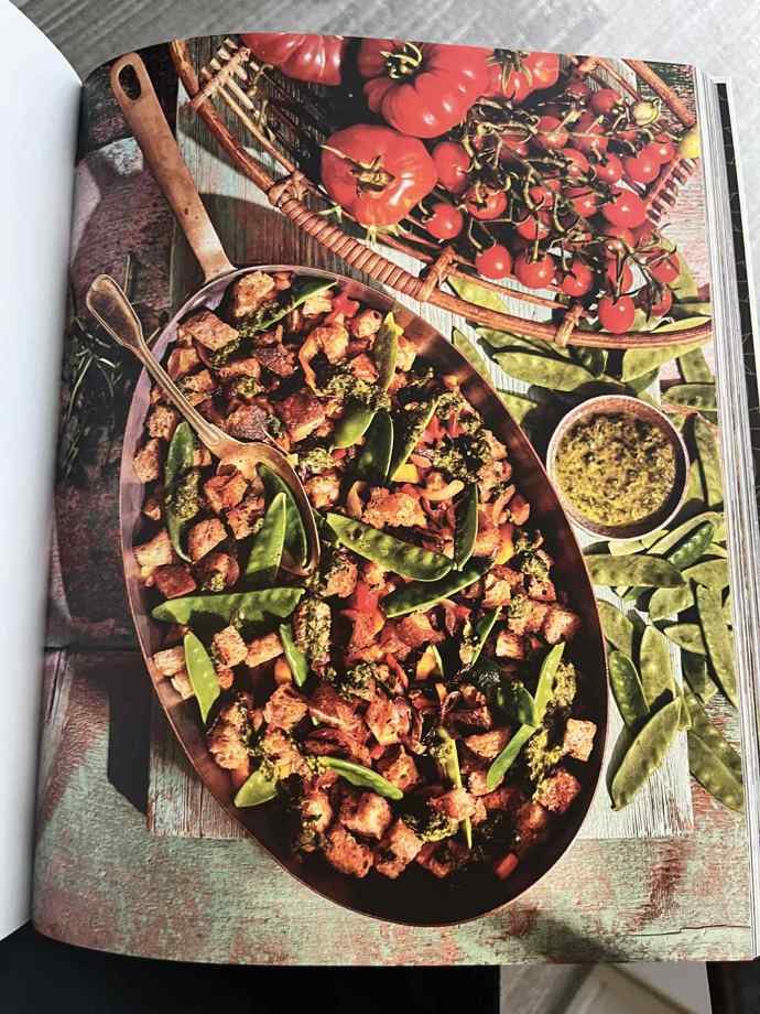 Takhle vypadá migas neboli pondělní pánev, jak ji ve své knize Sklizeň zachytil Josef Maršálek. Každá pánev ale může být trochu jiná, podle toho, jaké zbytky z víkendu jsou k dispozici. 