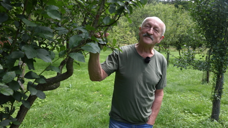 Vendelín Bajza i Emil Nádeníček jsou jeho nejslavnější role. Podívejte se s námi na ovocný sad herce Oldřicha Navrátila