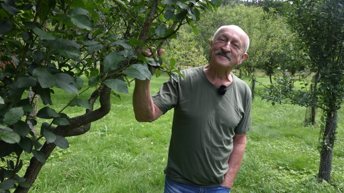 Vendelín Bajza i Emil Nádeníček jsou jeho nejslavnější role. Podívejte se s námi na ovocný sad herce Oldřicha Navrátila