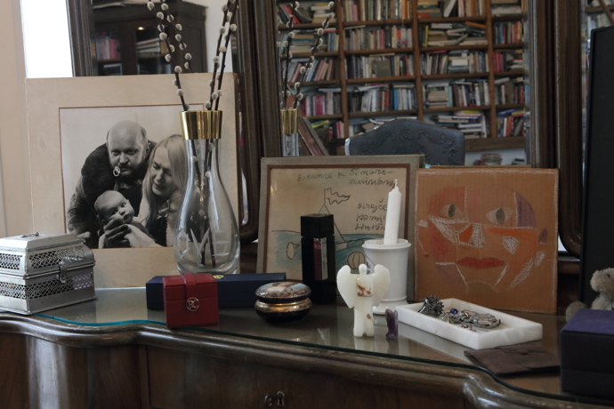 Psací stůl, který Bára moc nepoužívá.