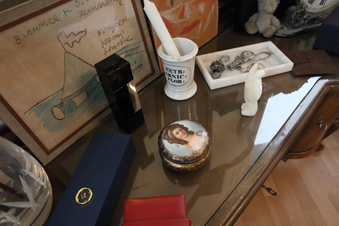 Detail drobností na stole