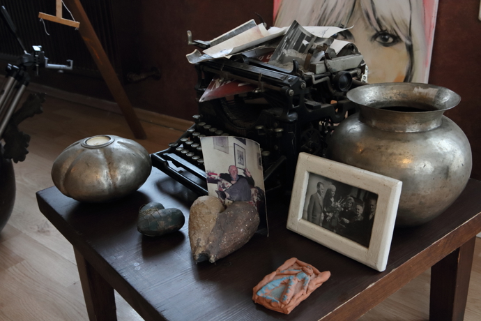 Bára Nesvadbová má ráda všude kolem sebe věci a fotografie.