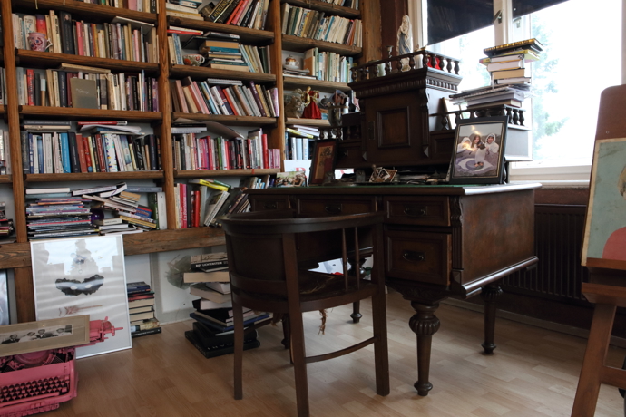 I v pracovně je samozřejmě veliká knihovna.