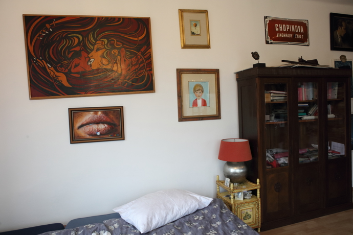 Všechny zdi v domě jsou zaplněné obrazy, ani v pracovně tomu není jinak.