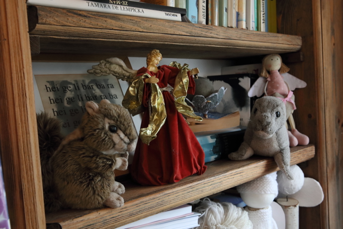 Do knihovny se vešly i všelijaké památeční upomínky.