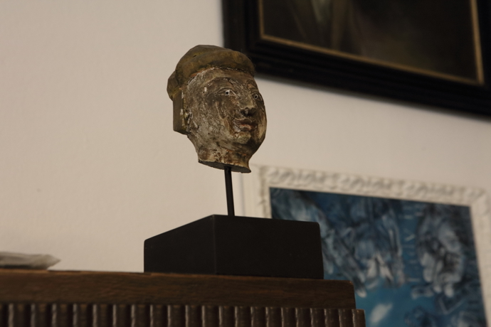 Na pracovnu shlíží busta.