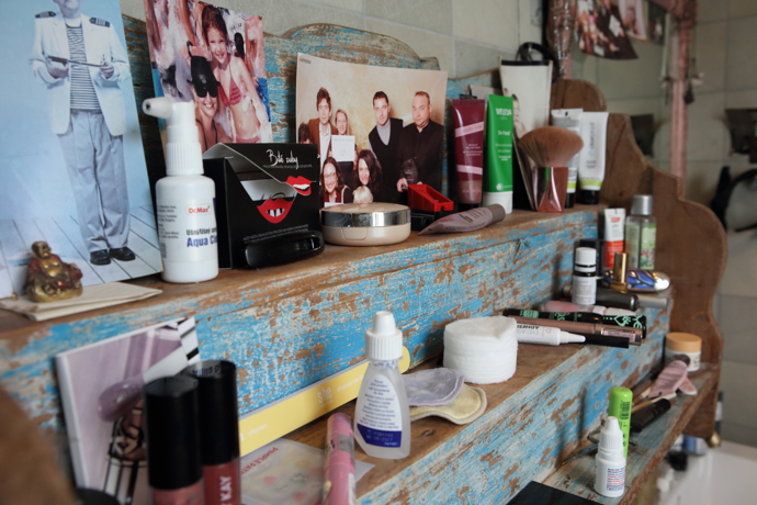 Zaplněné police v koupelně nezapřou ženu.