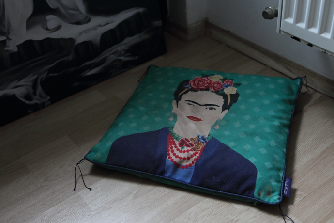 Dekorační polštářek se slavnou malířkou Fridou Kahlo