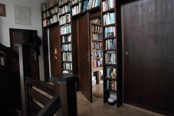 Dům Báry Nesvadbové je plný knih, knihovny jsou i na chodbě před pracovnou.