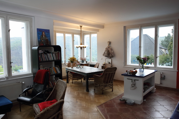 Kuchyně je krásně prosvětlená a je z ní výhled od údolí.