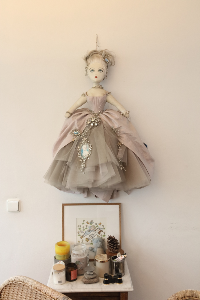 Panenka jen na koukání