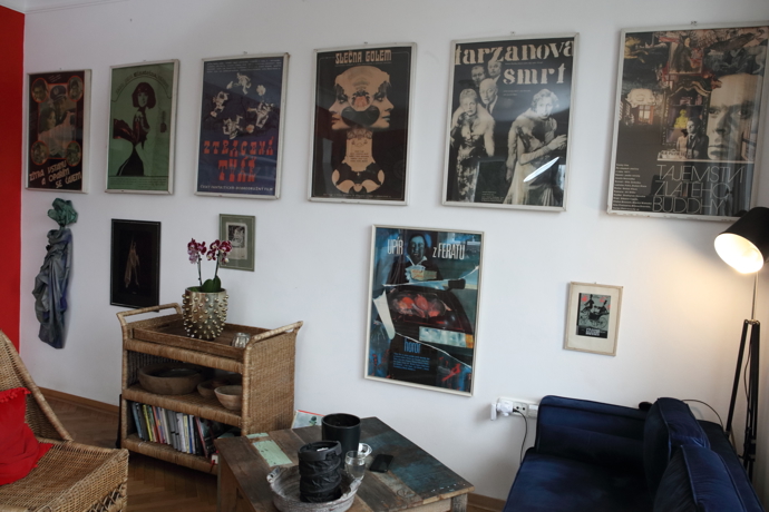Zeď v kuchyni je vyzdobená starými filmovými plakáty.