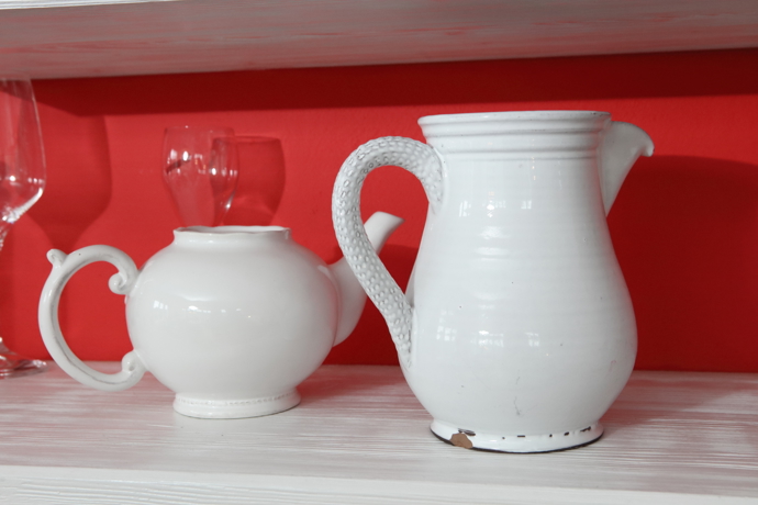 Bílý porcelán na polici