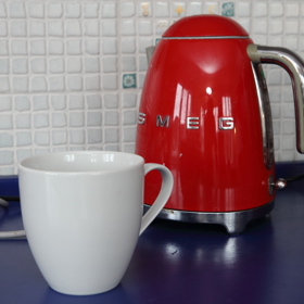 I konvice na čaj musí být červená.