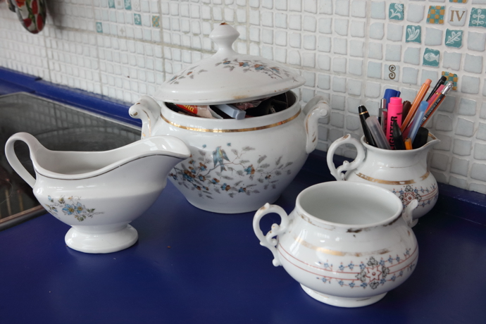 Bára Nesvadbová si libuje v hezkém porcelánu.