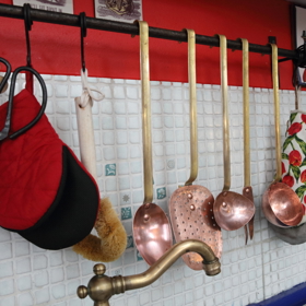 Červená chňapka doplňuje červenou zeď.