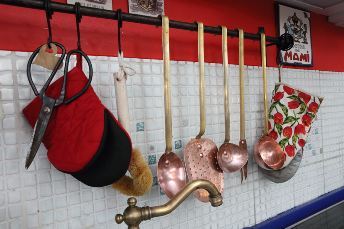 Červená chňapka doplňuje červenou zeď.