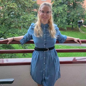 A takhle už šaty vypadají doma na balkoně, vyšperkovala jsem je černým páskem. 