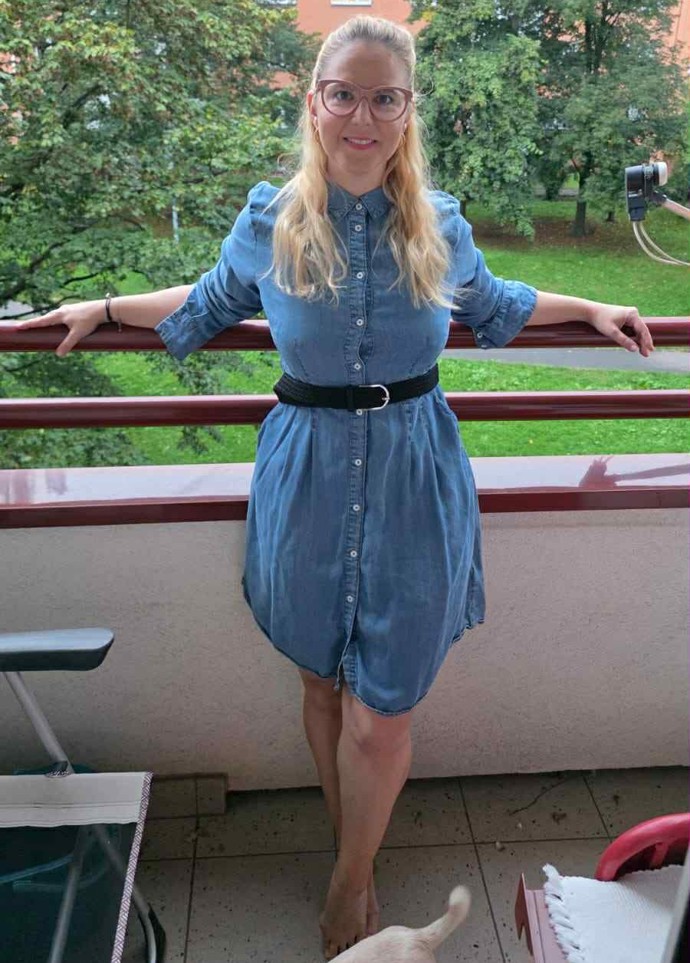 A takhle už šaty vypadají doma na balkoně, vyšperkovala jsem je černým páskem. 