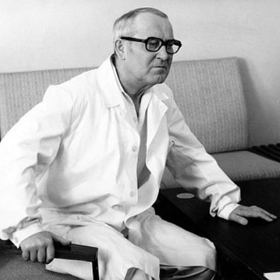 Jiří Pleskot jako lékař ve filmu Hodina pravdy z roku 1977