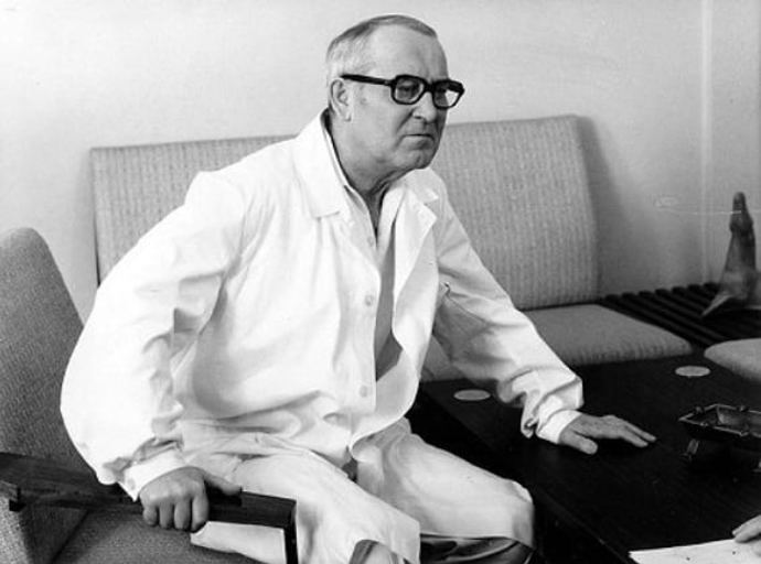 Jiří Pleskot jako lékař ve filmu Hodina pravdy z roku 1977