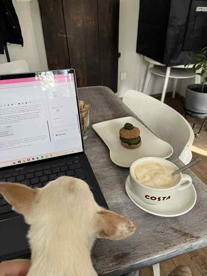 K mé kávě rychle přibyl i malý psí haffin. Za cappuccino jsem zaplatila 50 korun. 