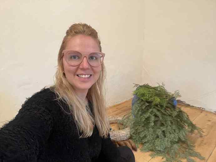 Větví z jehličnanů a tújí jsem nastříhala zbytečně moc, ale přebytky obložím květiny na zahradě, tak aby dobře přečkaly zimu. 