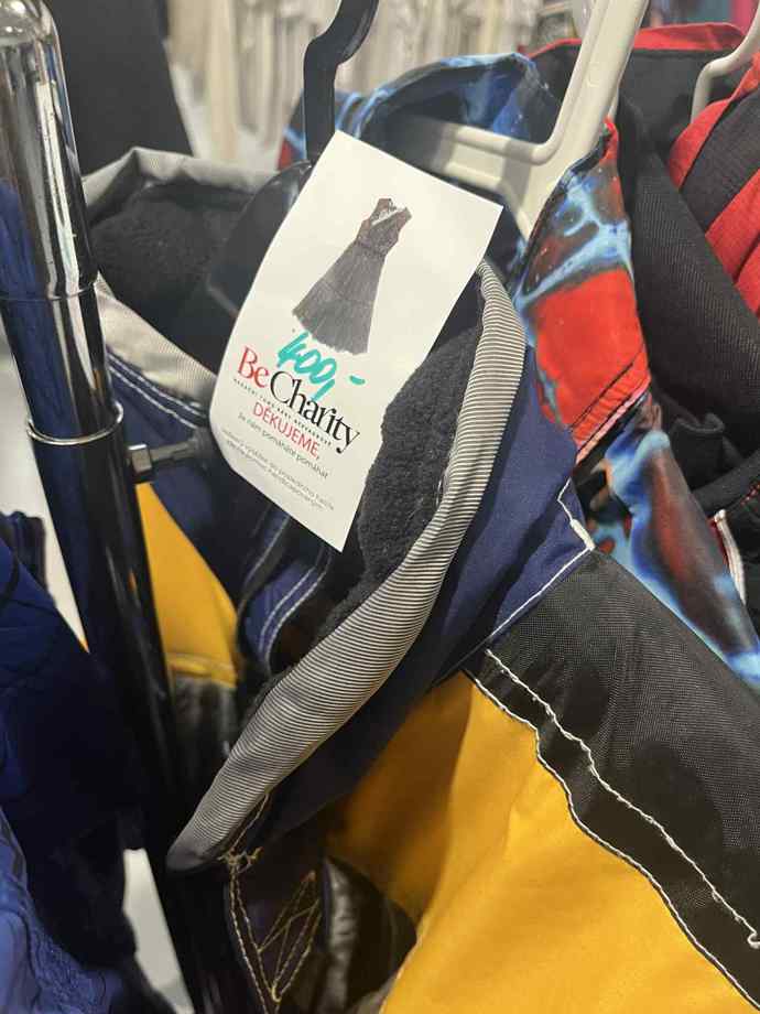 Zimní kombinéza pro děti zde vyšla na 400 korun. 