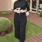Kalhoty volného, ale kratšího střihu známé jako culottes často nosí třeba zpěvačka Monika Absolonová, která je umně kombinuje v monochromatických outfitech. Naposledy kalhoty sladila s černým rolákem