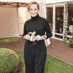 Kalhoty volného, ale kratšího střihu známé jako culottes často nosí třeba zpěvačka Monika Absolonová, která je umně kombinuje v monochromatických outfitech. Naposledy kalhoty sladila s černým rolákem