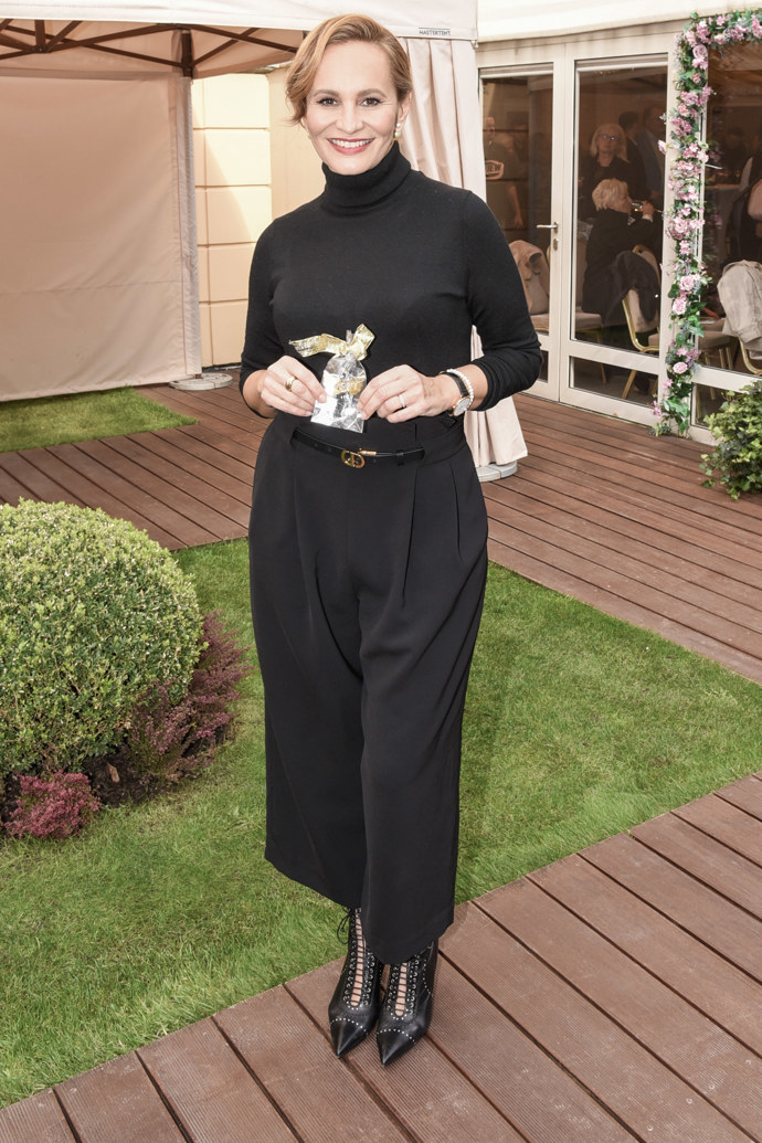 Kalhoty volného, ale kratšího střihu známé jako culottes často nosí třeba zpěvačka Monika Absolonová, která je umně kombinuje v monochromatických outfitech. Naposledy kalhoty sladila s černým rolákem