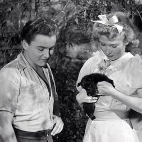 Zorka Janů se krásou své sestře Lídě Baarové vyrovnala. Na snímku ve filmu Kluci na řece z roku 1943.