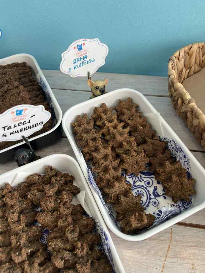 100g sušenek vyjde na 75 korun, prodávají se od váhy a můžete si je v jednom pytlíku namíchat dle libosti. 