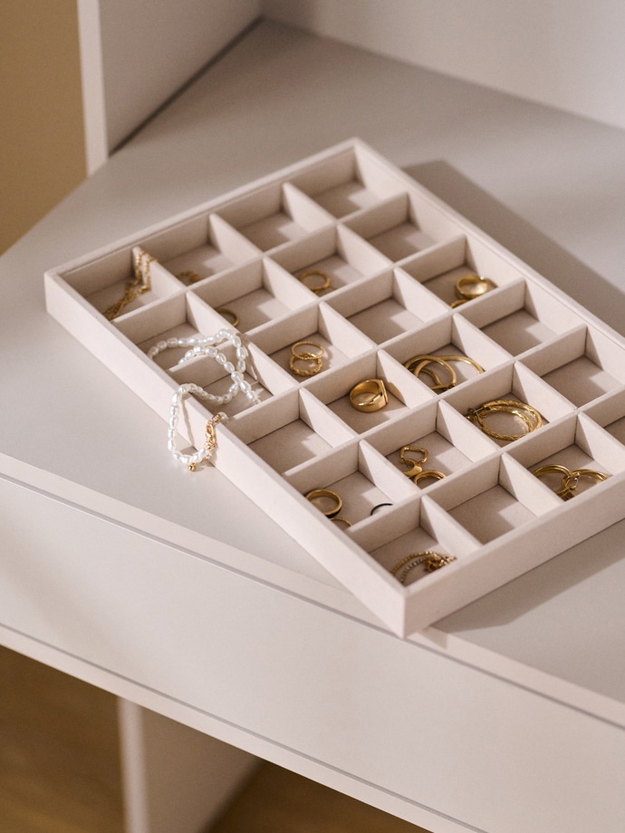 I šperky je dobré si roztřídit do boxů a vědět tak, co doma máte, abyste zbytečně nepřikupovali to samé znovu. 