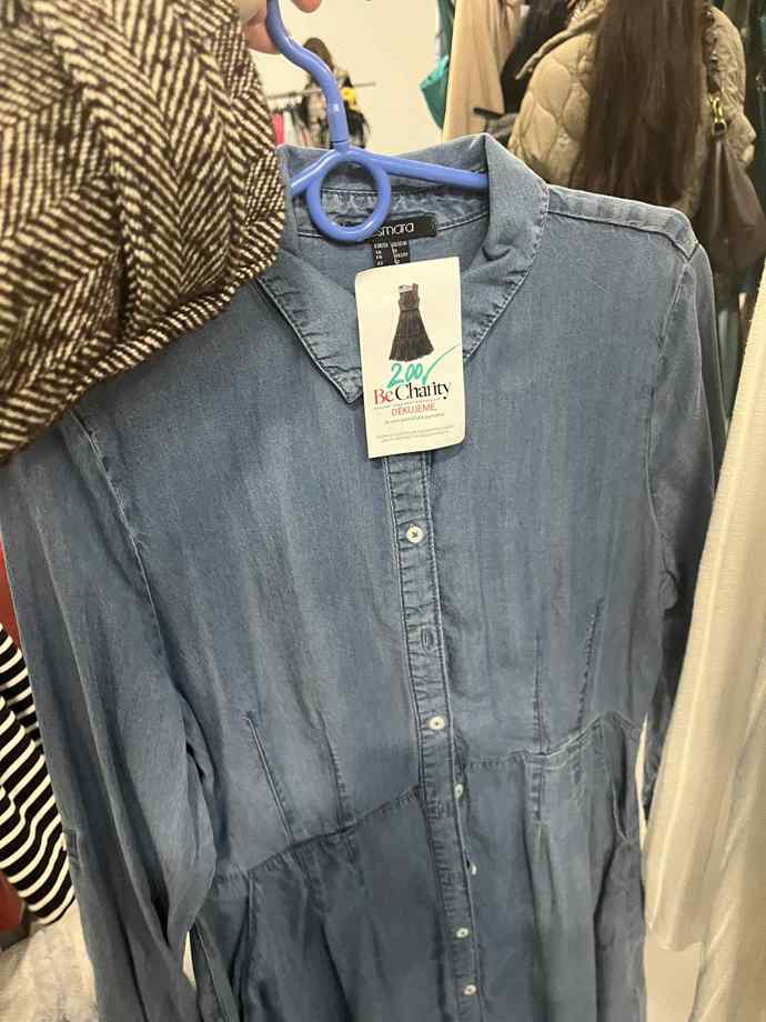Takhle jsem šaty našla na štendru. 