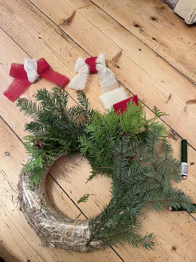 Světle zelené túje a tmavě zelené smrky vytvářejí hezký kontrast. 