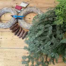 Ukázalo se, že tvorba věnců je příjemná činnost na vyplnění sychravých podzimních večerů. 