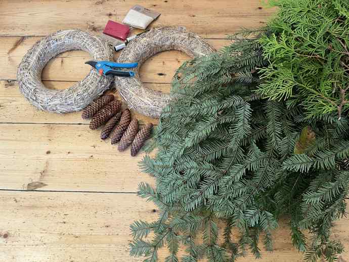 Ukázalo se, že tvorba věnců je příjemná činnost na vyplnění sychravých podzimních večerů. 